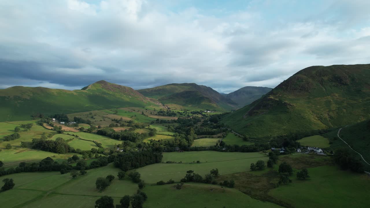 vista aérea del impresionante valle de newlands, distrito de los lagos, cumbria, inglaterra