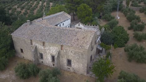 Vista-Aérea-De-Una-Casa-De-Campo-Tradicional-Española-Rodeada-De-Olivos