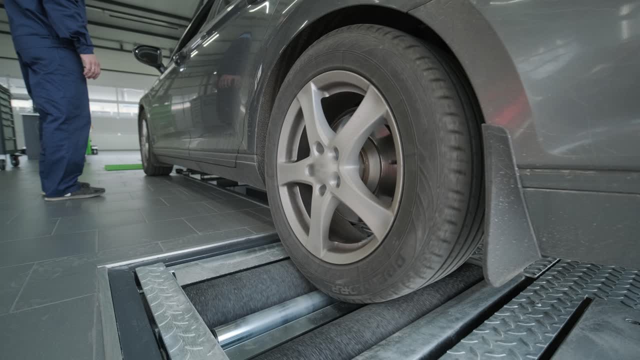 alineación de las ruedas del automóvil en una máquina