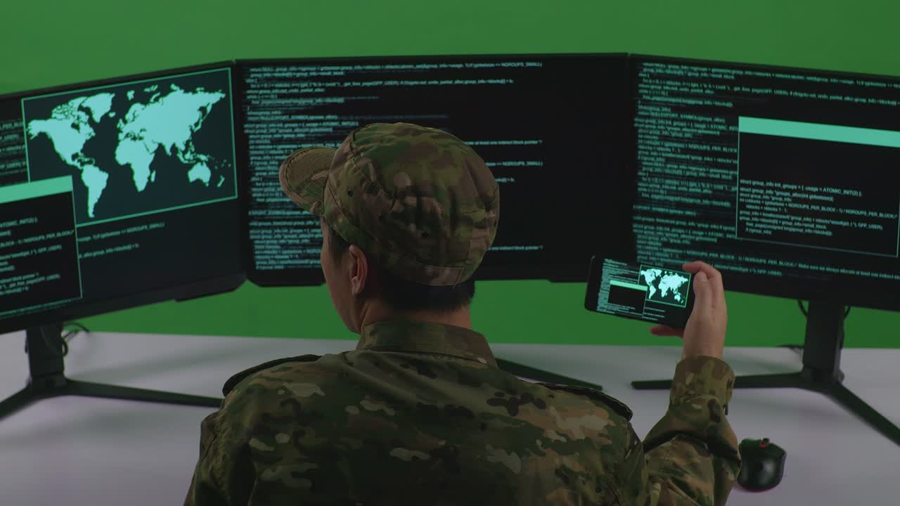 여러 컴퓨터 화면에서 성공을 축하하는 군인