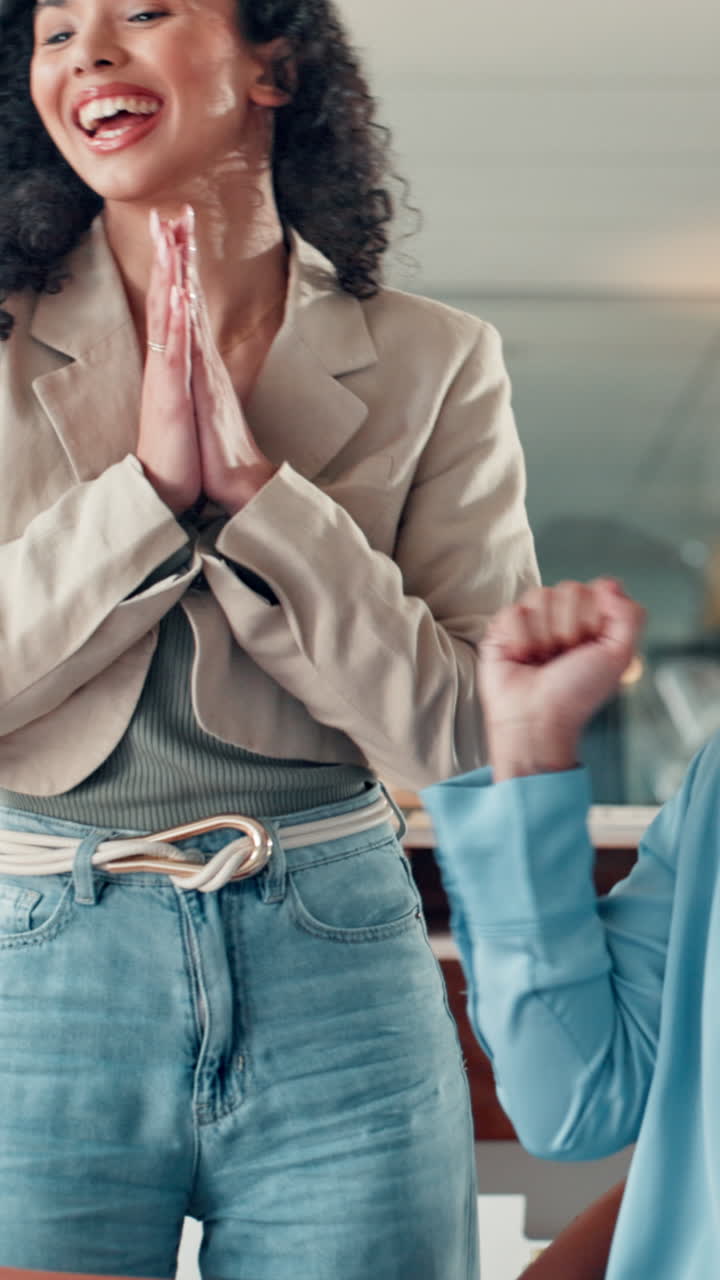 Due donne felici che applaudono e festeggiano un successo in ufficio