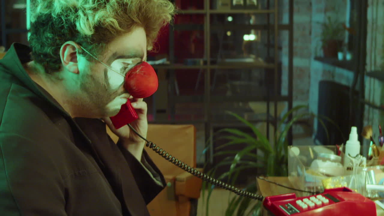 슬픈 조롱거리가 드레싱 에서 전화에 응답합니다.