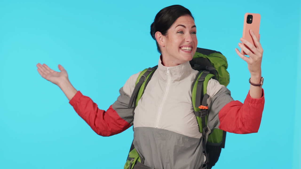 llamada de video, señalando y mujer con un teléfono