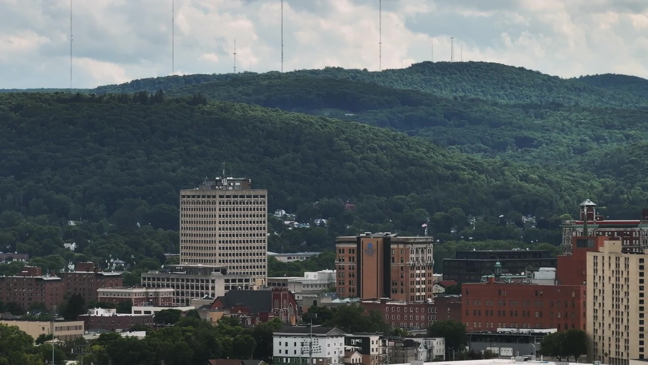 Luftfoto af Binghamton på en overskyet dag. Optaget om sommeren i det nordlige New York.