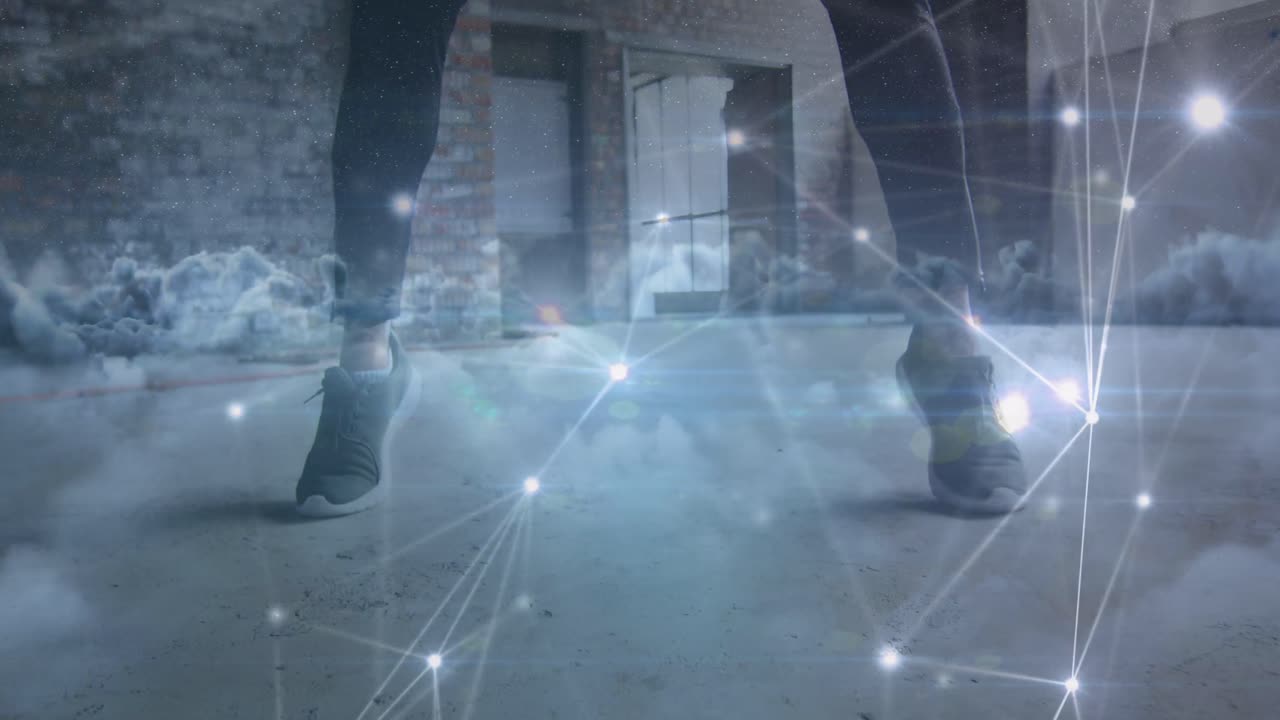 animación del procesamiento de datos sobre nubes y deportista biracial haciendo ejercicio en el gimnasio