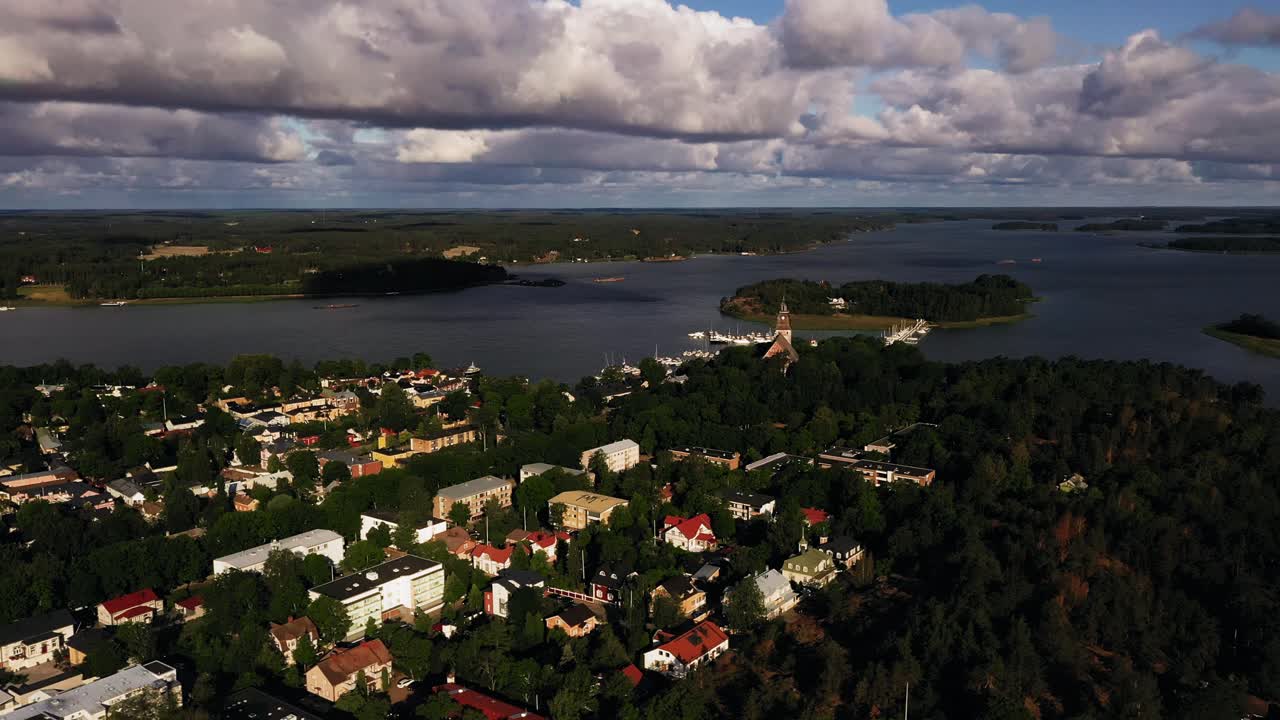 vista aérea rodeando la iglesia y el casco antiguo, hora dorada en naantali, finlandia