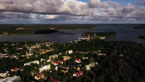 Luftaufnahme-Rund-Um-Die-Kirche-Und-Die-Altstadt,-Goldene-Stunde-In-Naantali,-Finnland