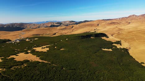 Luftaufnahme-Der-Prahova-Talberge-Rumäniens-Malerische-Naturlandschaft-über-Grünen-Wäldern-Und-Felsformationen