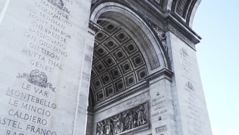 Destino-Turístico-Con-El-Famoso-Arco-Del-Triunfo-En-París,-Francia