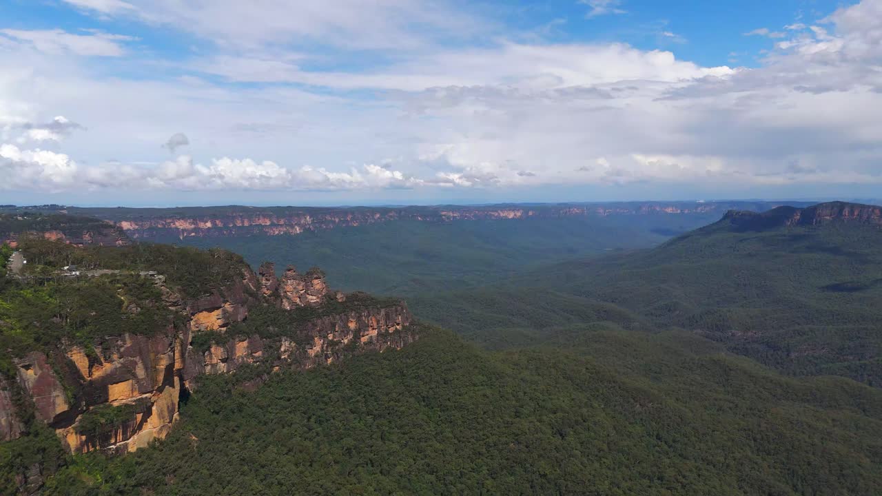 Famous Three Sisters, a striking natural landmark in Australia’s Blue Mountains