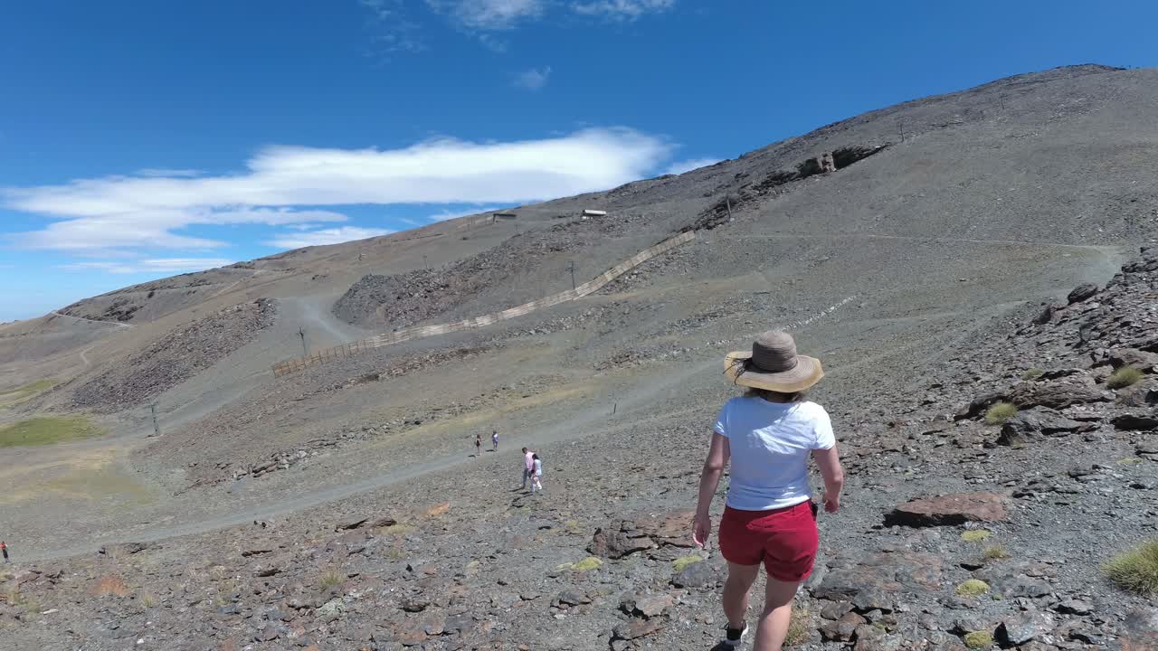 드론과 액션캠이 안정화된 스페인 그라나다 시에라 네바다 여름 4k 위아래