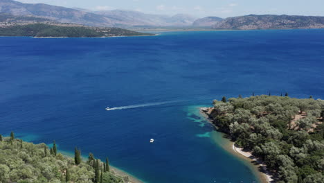 Toma-Aérea-De-Una-Pequeña-Cala-Idílica-En-El-Mediterráneo