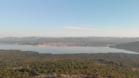 Panorama-Aéreo-Del-Municipio-Costero-Y-El-Pueblo-De-Pirovac,-Croacia,-En-El-Mar-Adriático