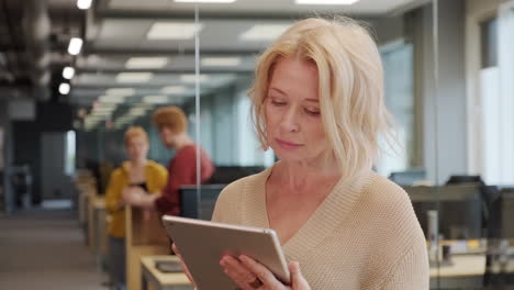 trabajadora de oficina de mediana edad