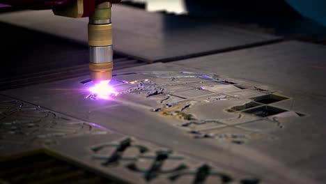 corte por plasma láser cnc de metal, tecnología industrial moderna.