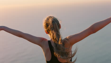 Unabhängige-Frau-Mit-Erhobenen-Armen-Auf-Dem-Berggipfel,-Die-Ihren-Erfolg-Feiert.-Mädchen-Am-Rand-Einer-Klippe,-Das-Bei-Sonnenuntergang-Die-Schöne-Aussicht-Genießt-Und-Das-Reiseabenteuer-Genießt