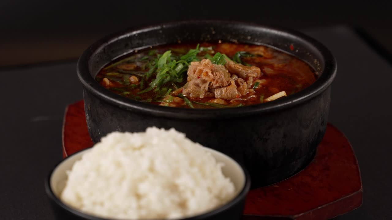 A hearty, spicy stew with tender beef and fragrant vegetables, perfect with rice. 부드러운 소고기와 향긋한 채소가 어우러진 얼큰한 국물, 밥과 잘 어울리는 한 그릇.