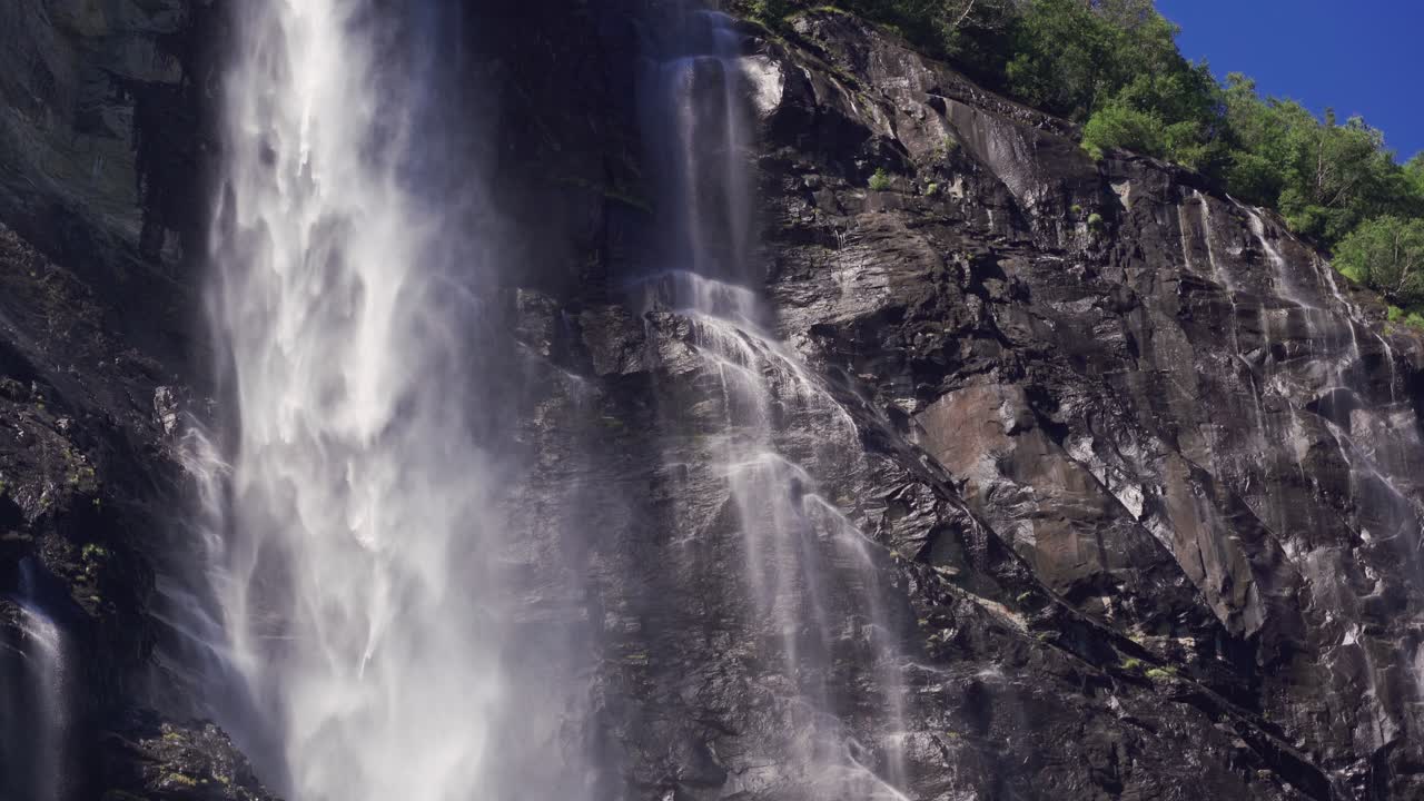 vista asombrosa de la cascada de las siete hermanas en geiranger, noruega