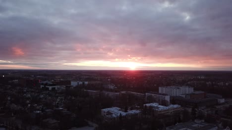 Puesta-De-Sol-En-La-Ciudad-De-Tartu