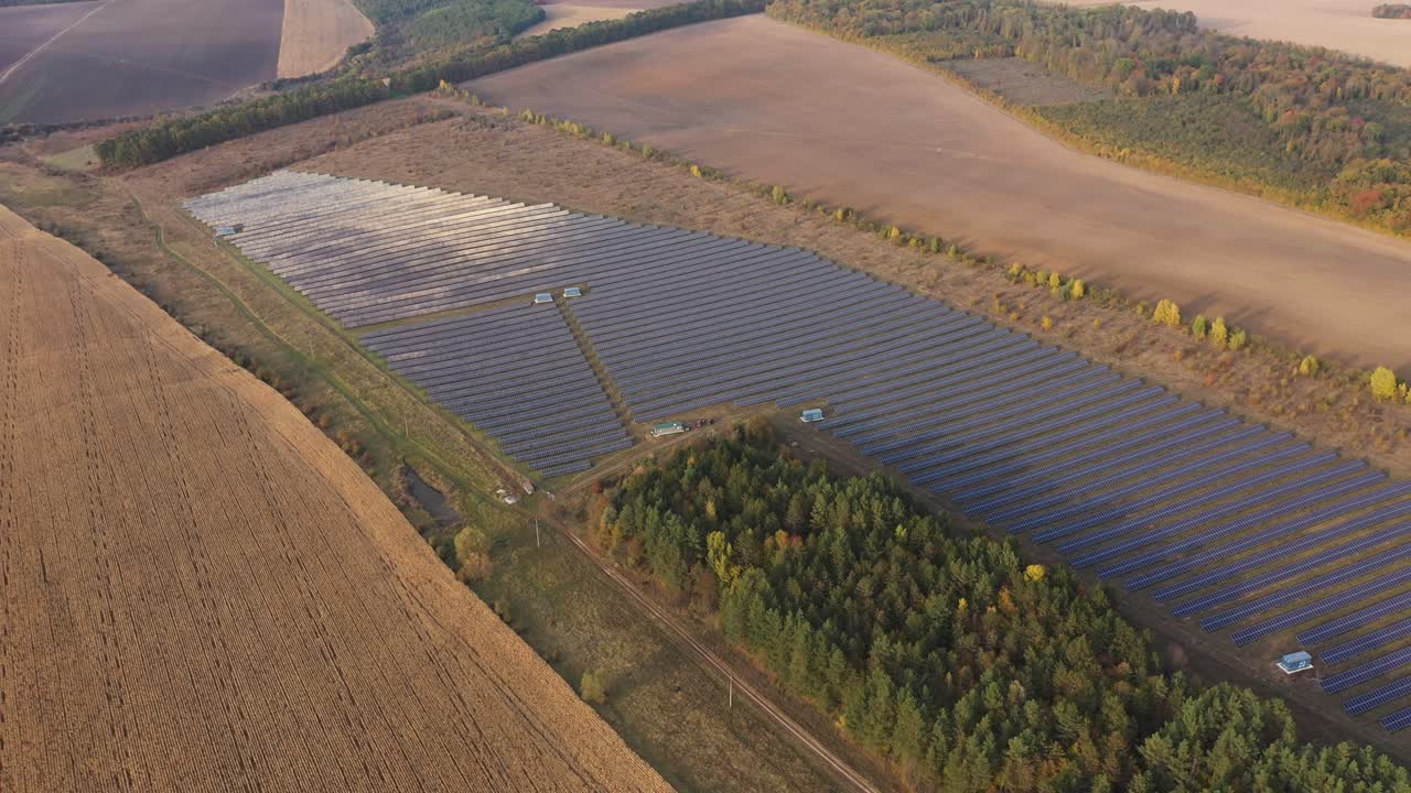 воздушный вид фотоэлектрических солнечных панелей. концепция чистой энергии, зеленой энергии, возобновляемой энергии. концепция альтернативной энергии.