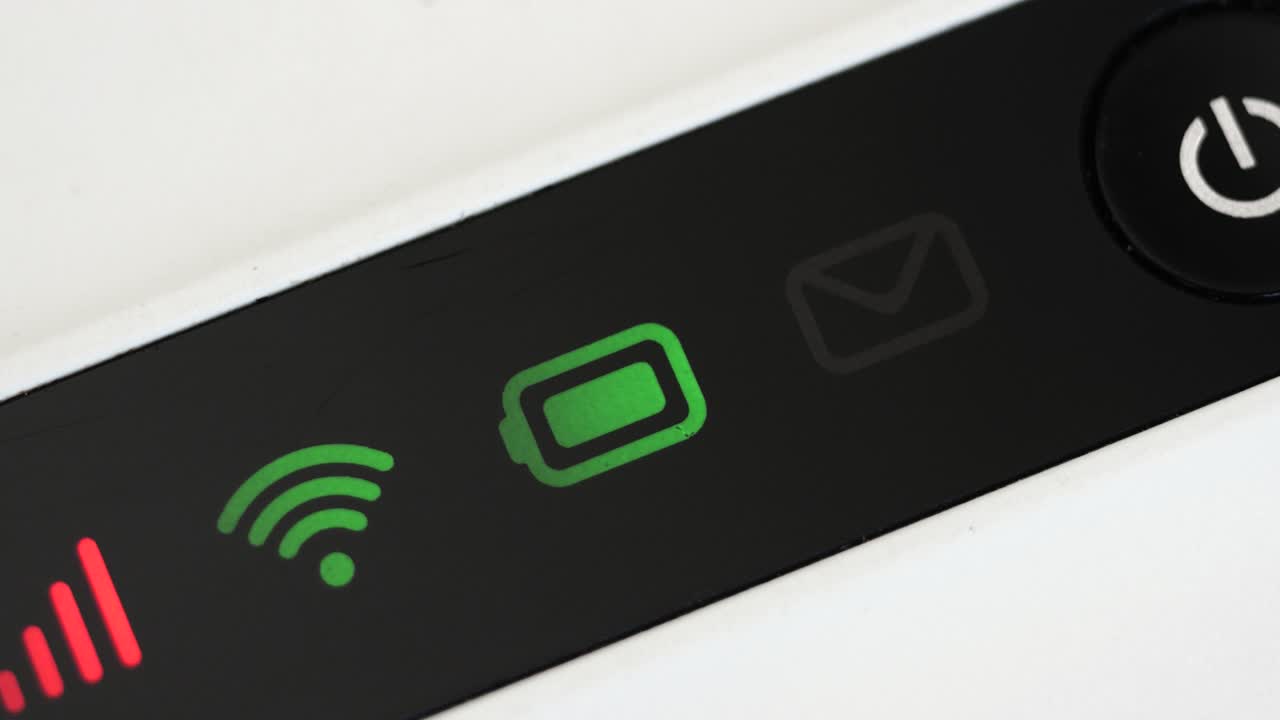 Primo piano del pannello hotspot WiFi mobile mentre le icone verdi e rosse si illuminano e svaniscono