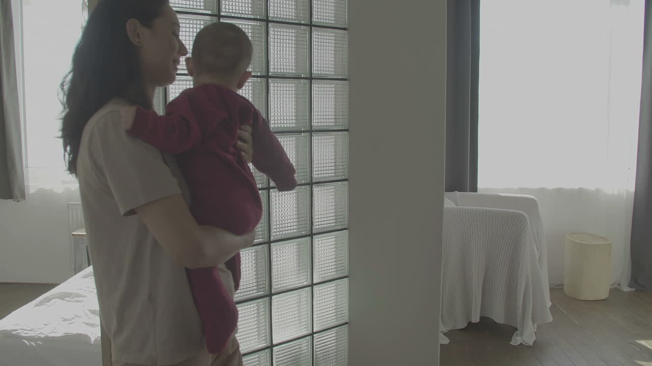Mamma e bambino carino in braccio in una casa accogliente