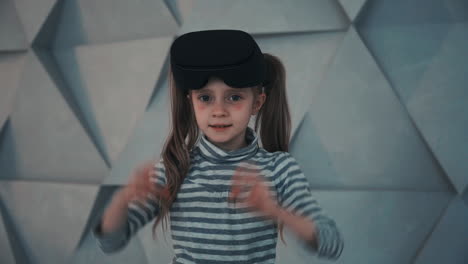 vr 헤드셋을 사용하는 아이 1