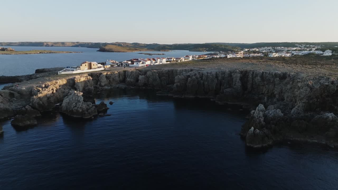 una vista aérea cinematográfica de na macaret, menorca, españa en la hora dorada