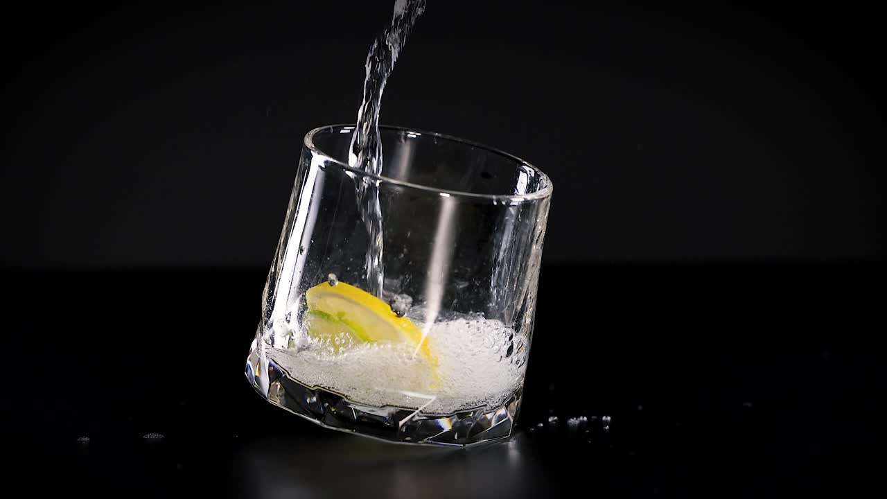 refrescante con limón y lima