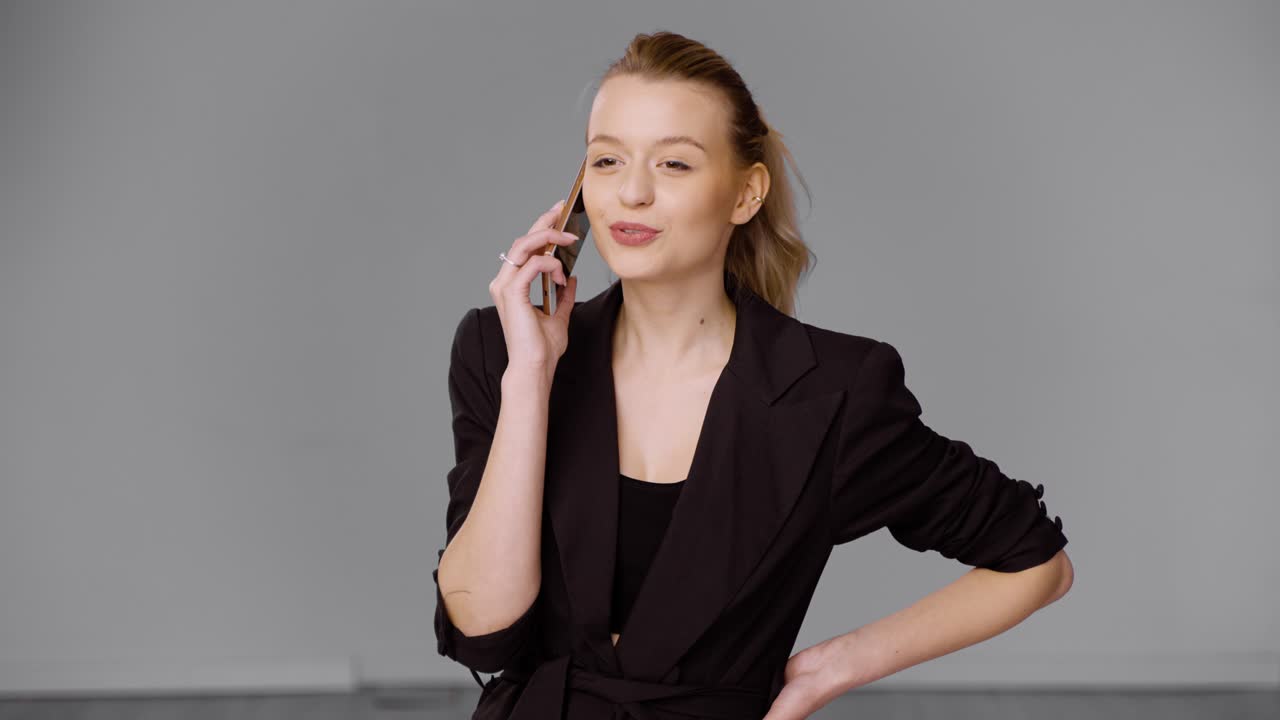 전화 통화 중인 여자