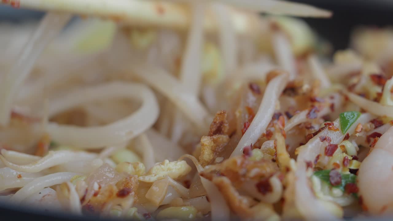 Gros plan de nouilles sautées aux crevettes et pousses de soja