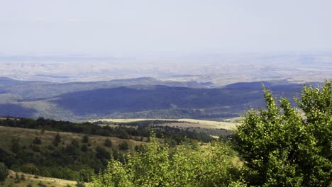 vista desde el pico piatra secuiului, en las montañas de trascaului, rumania - toma panorámica