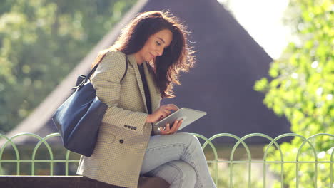 Geschäftsfrau-Macht-Eine-Pause-Draußen-Im-Park-Und-Schaut-Sich-Ein-Digitales-Tablet-An