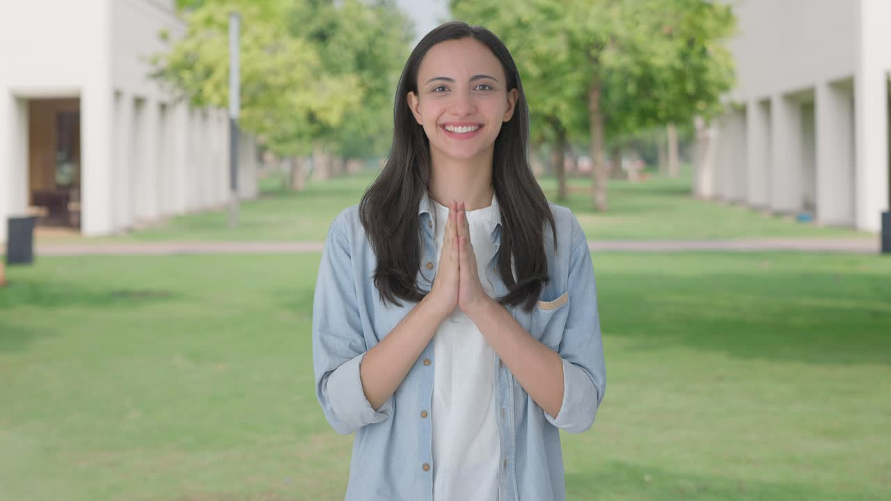 chica india feliz haciendo namaste