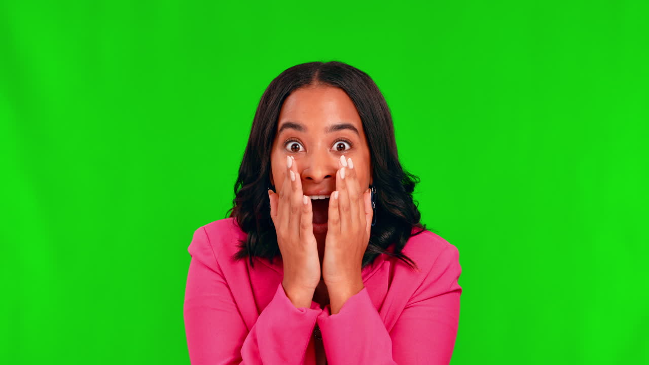 pantalla verde, cara y mujer en estado de shock