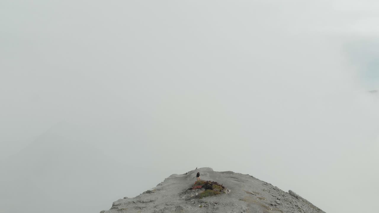 Lago vulcanico di Ijen nella nebbia mattutina. Indonesia, Giava