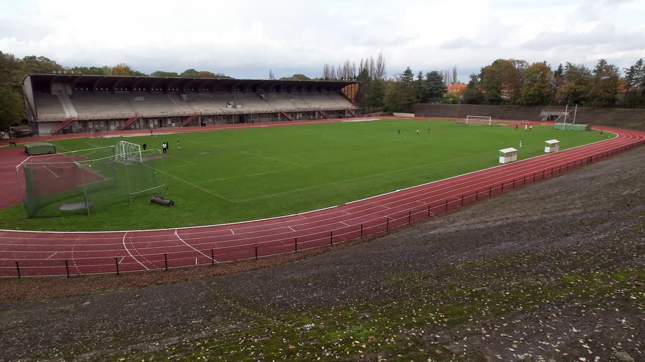 벨기에 브 ⁇ 셀 의 워터말-보스보르데 에 있는 드리 린덴 경기장 의 넓은 각도 뷰