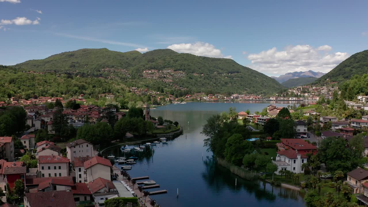 Lavena Ponte Tresa'daki Lugano Gölü manzarası