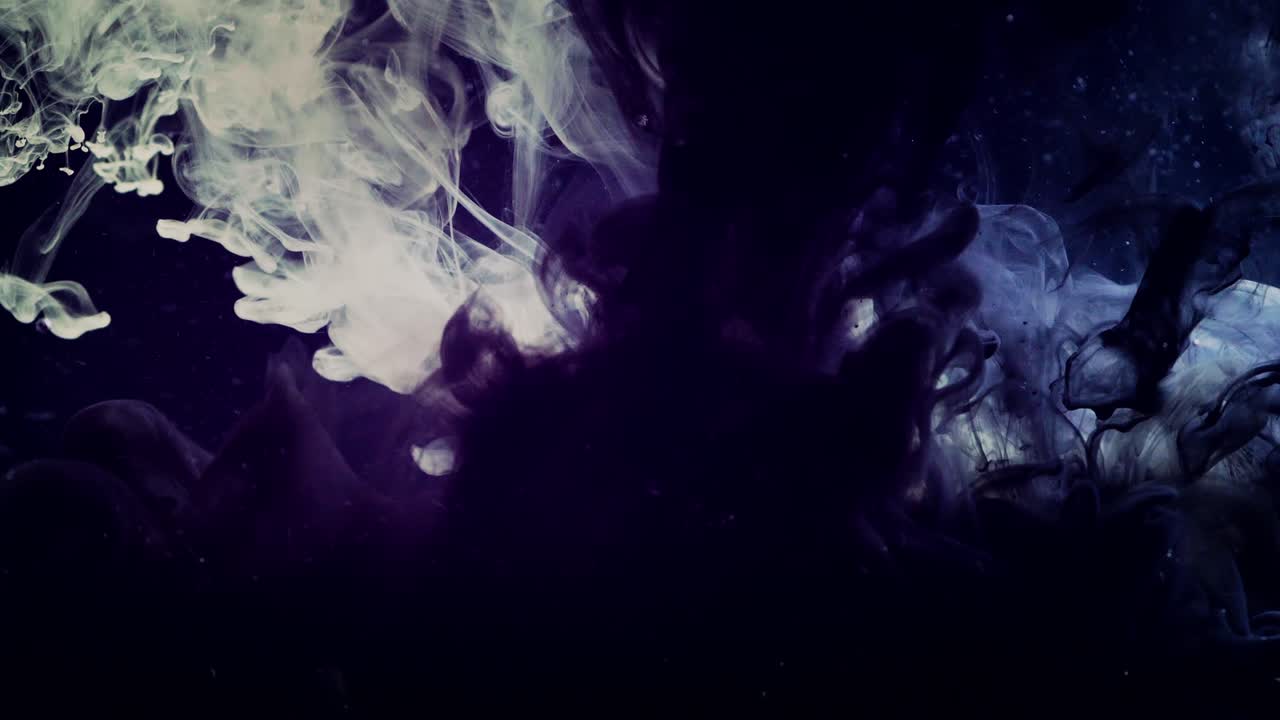 цветные брызги чернил, изолированные на черном фоне. абстрактная краска в воде, сфотографированная в движении. вращающиеся красочные капли облака.