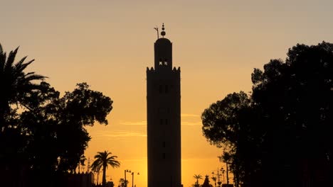 Kutubiyya-Oder-Koutoubia-Moschee-In-Der-Stadt-Marrakesch,-Silhouette-Bei-Sonnenuntergang