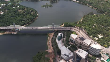 Luftaufnahmen-Der-Durgam-Cheruvu-Kabelbrücke,-Layout-Der-Softwareeinheiten-Der-High-Tech-Stadt-Inorbit-Mall-Rd,-Madhapur,-Telangana