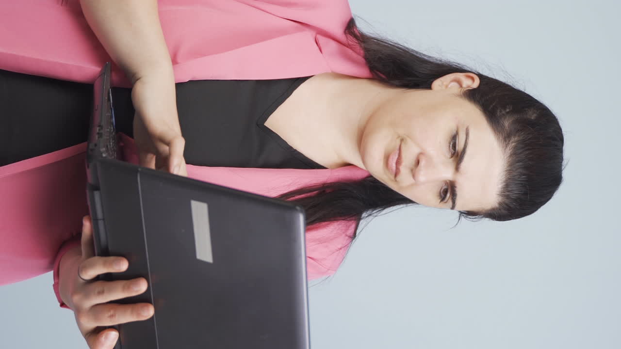 vídeo vertical del dolor en la muñeca.