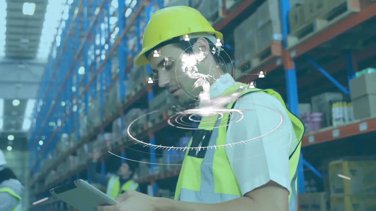 animación de escaneo de alcance y globo sobre el hombre usando tableta en el almacén