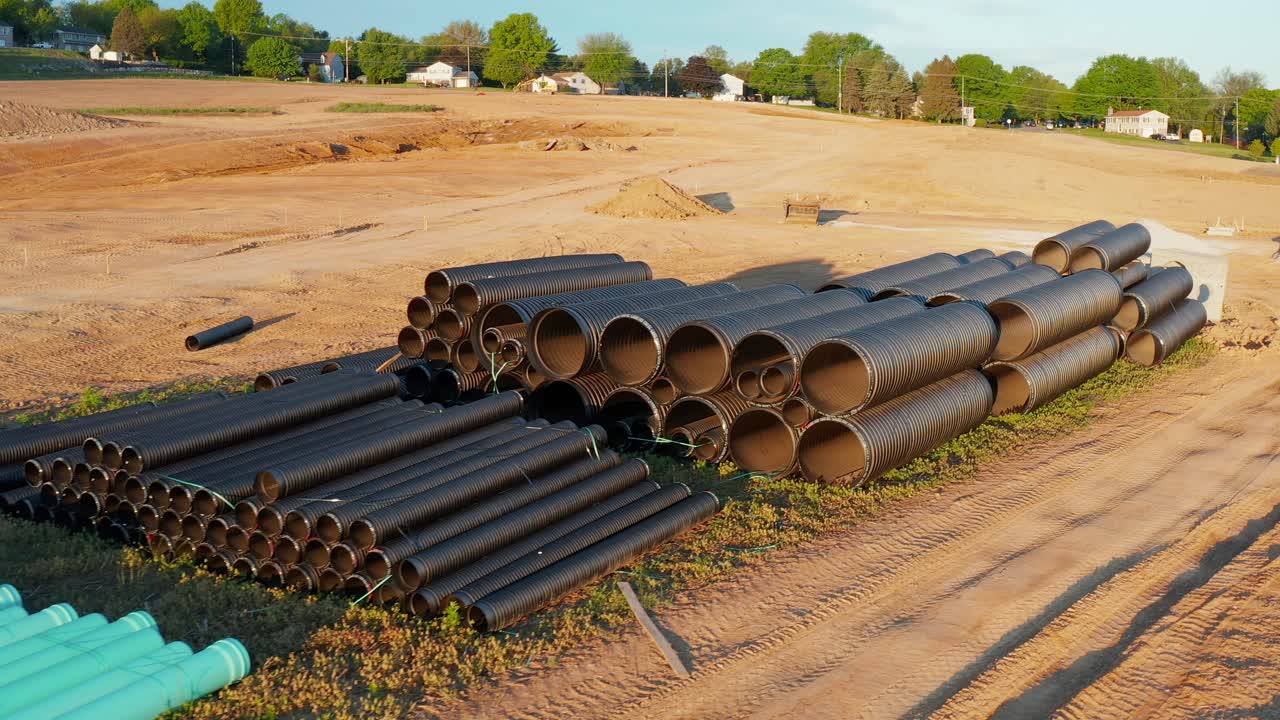 tuberías y tuberías de gestión de aguas subterráneas y pluviales listas en el sitio de excavación