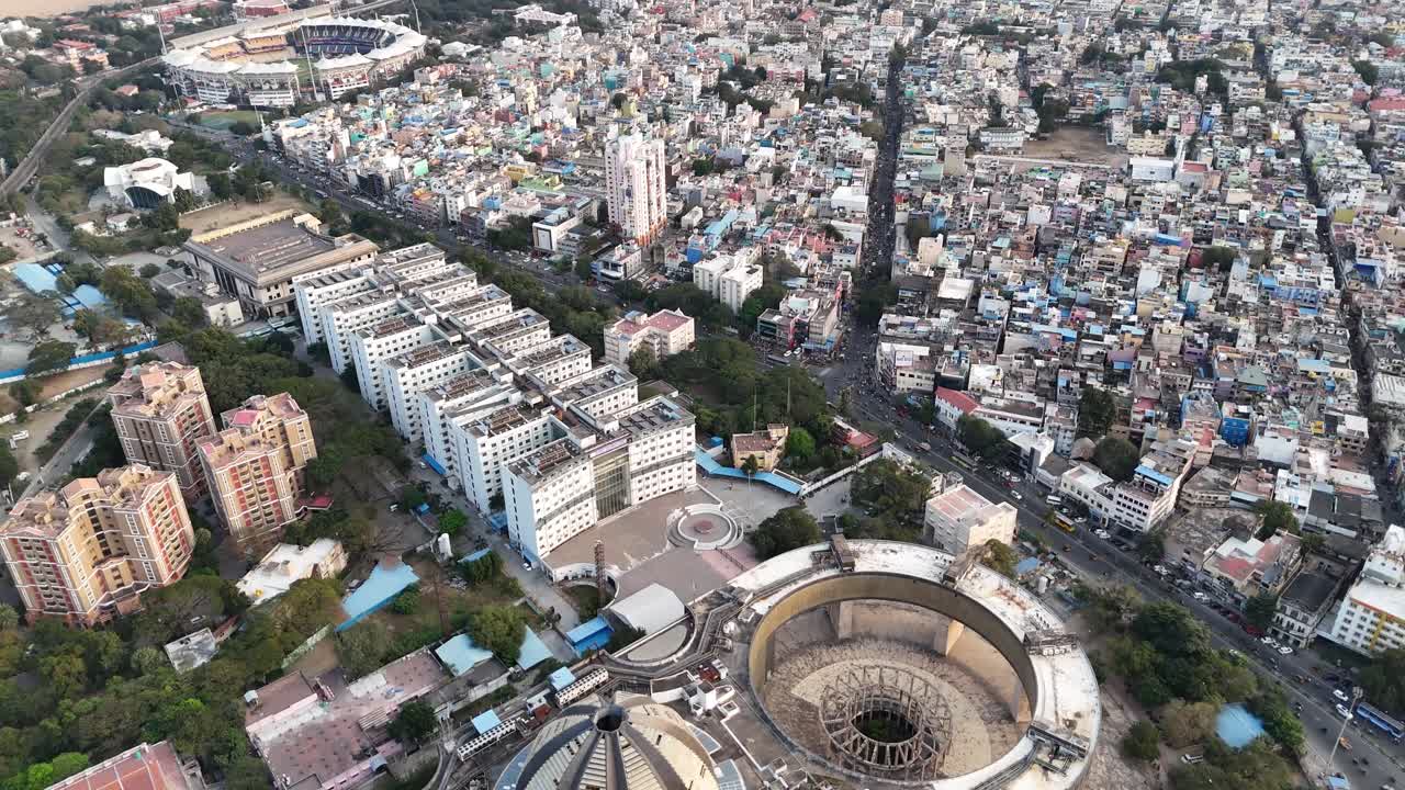 Vista aerea della Tenuta Governativa di Omandurar a Chennai, con il caratteristico edificio circolare dell'assemblea ora adibito a ospedale governativo multispecialistico, e il fiume Cooum e l'Island Ground visibili
