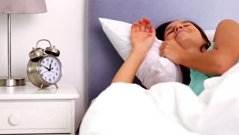 Woman-waking-up-and-going-back-to-sleep