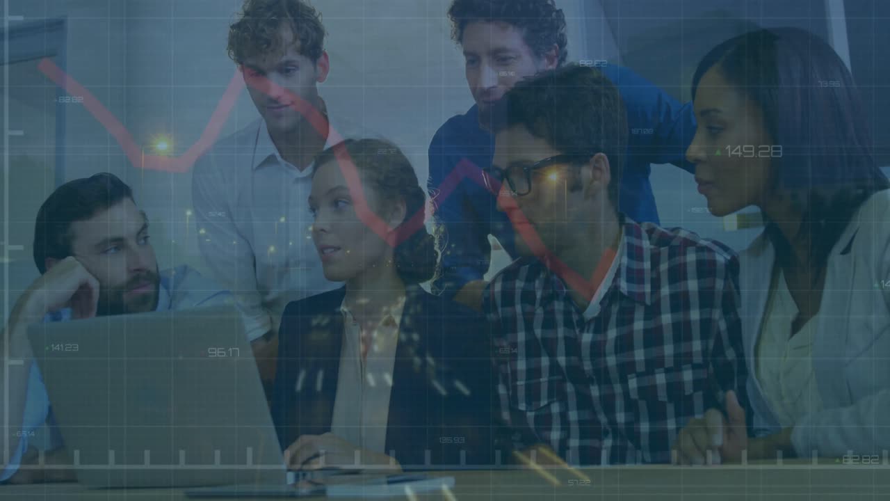 animación de gráficos sobre el lapso de tiempo de vehículos en movimiento contra diversos compañeros de trabajo discutiendo informes.