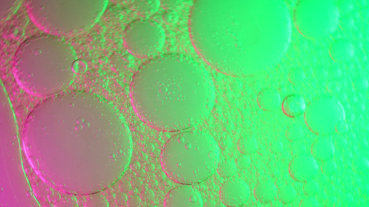 위쪽 보기: 다채로운 추상적인 거품을 회전시키고, 4k 추상적 거품을 배경으로.