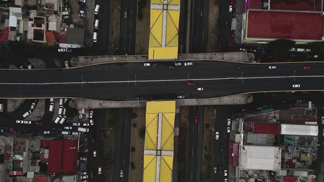 Autostrada sopraelevata che attraversa la rete metropolitana a Ecatepec, Messico.