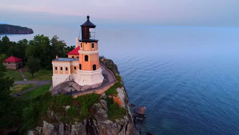 Split-Rock-Leuchtturm-Drohnenüberflug-Great-Lake-Shoreline-Navigation-Minnesota